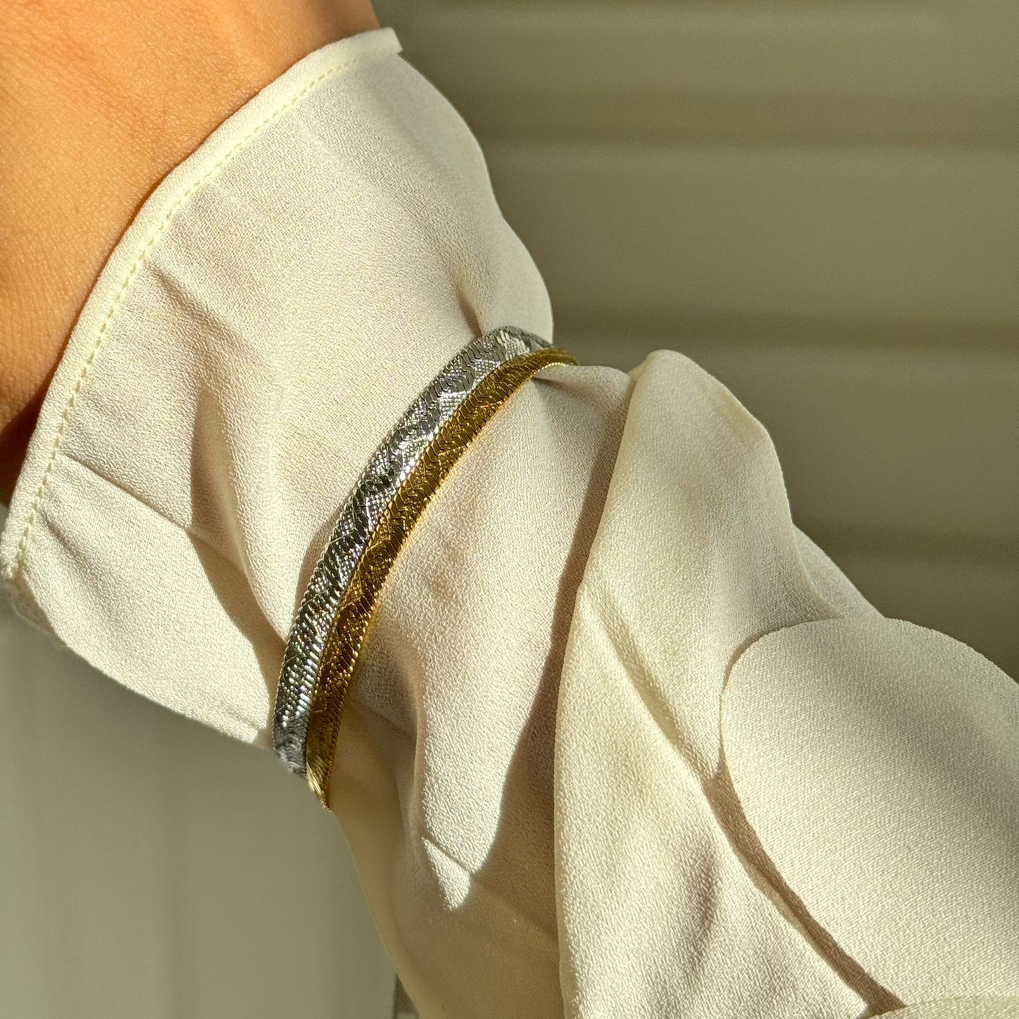 Traje de pulsera de oro y plata con estampado en relieve