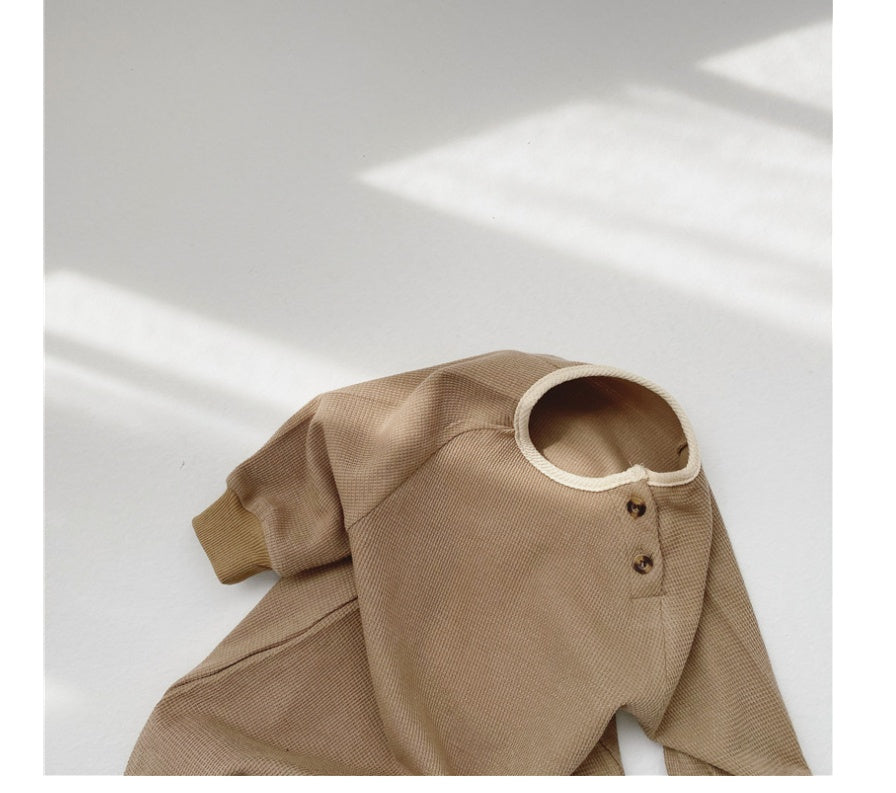 Une-pièce à manches longues pour bébé confortable et simple