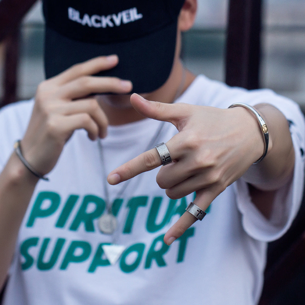 Bague en acier titane personnalité croix rétro creux