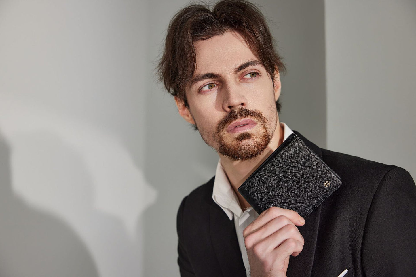 Cartera de hombre con patrón cruzado informal