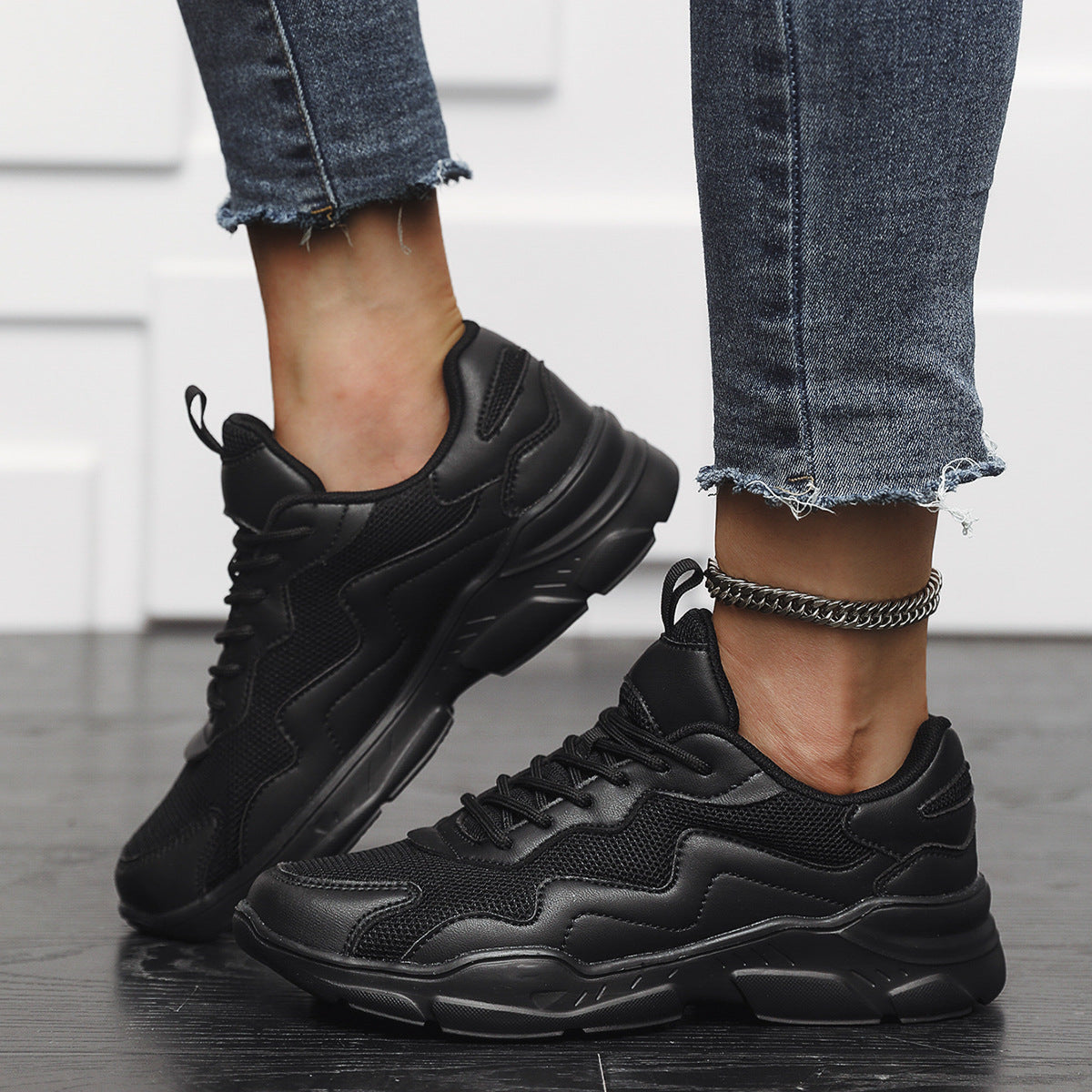 Calzado deportivo de ocio con superficie de malla transpirable.