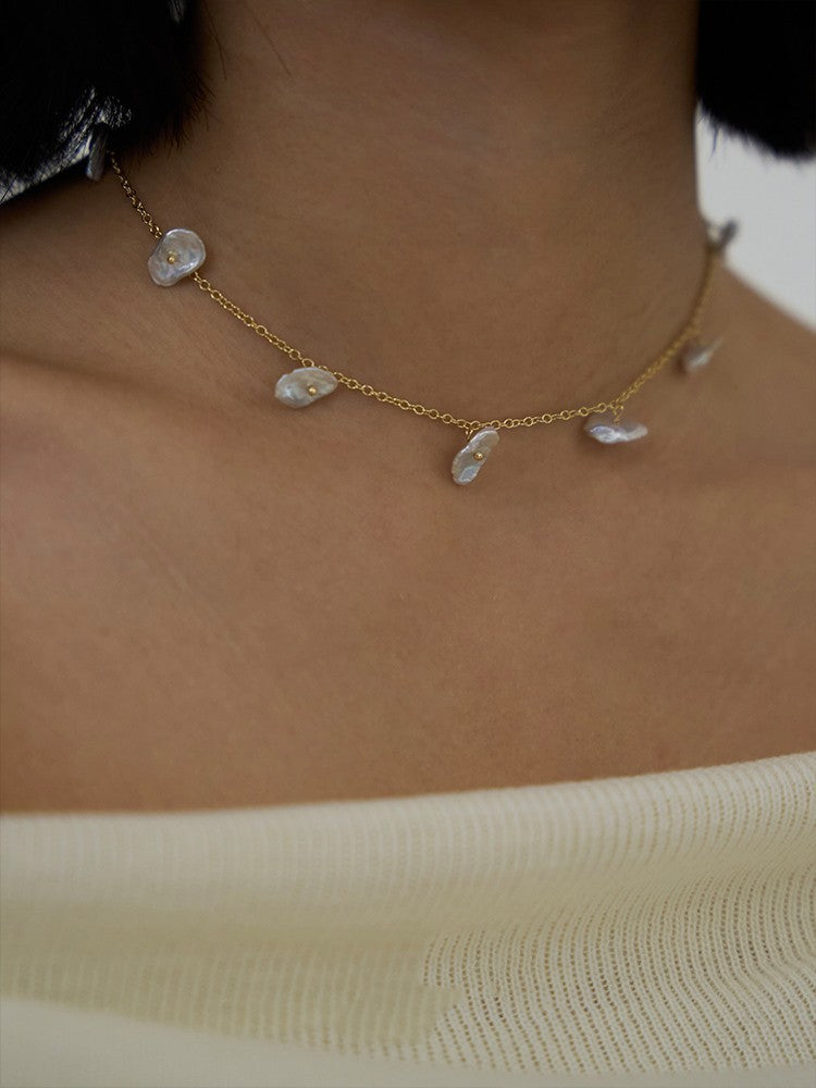 Collier court coloré en perles de pétales baroques naturelles