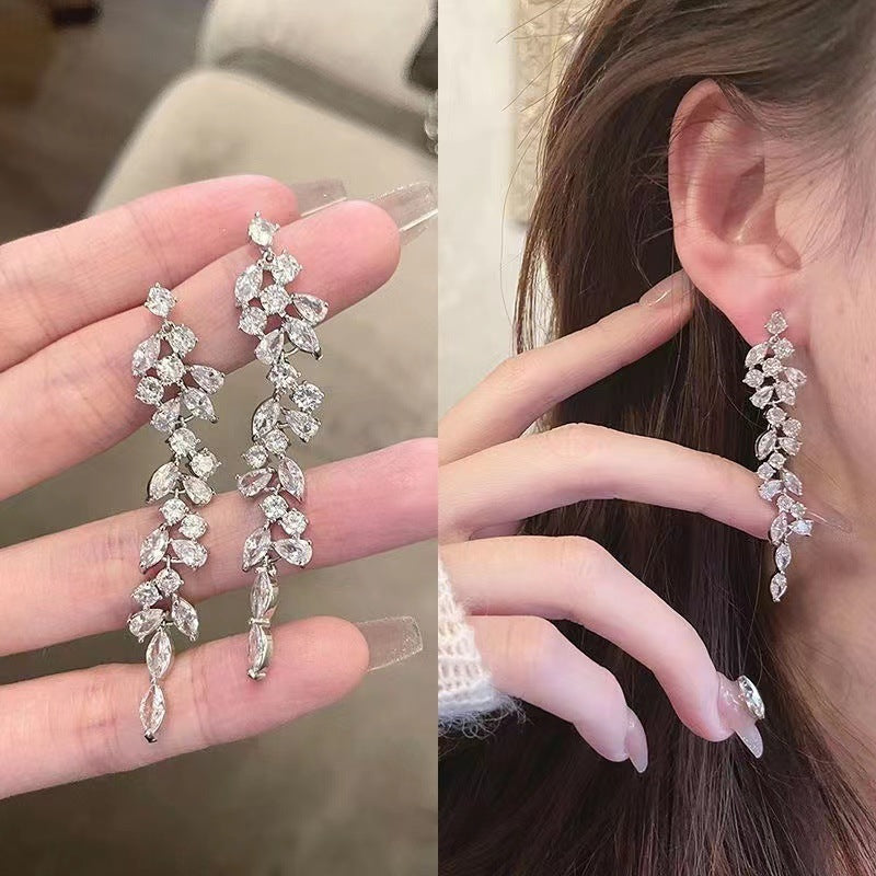 Boucles d'oreilles à pampilles en forme de feuille de diamant et de cristal de luxe léger pour femmes