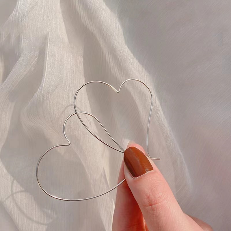 Boucles d'oreilles creuses en forme de cœur, personnalité gracieuse à la mode