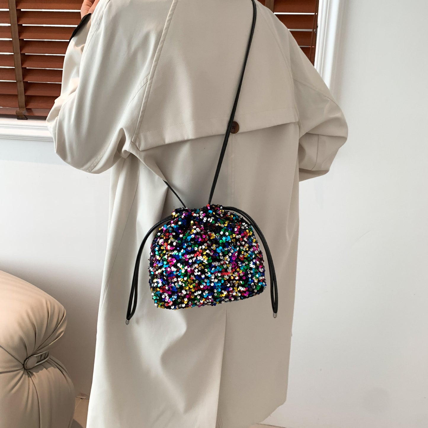 Bolso cruzado con lentejuelas de color suave y diseño plisado con cordón