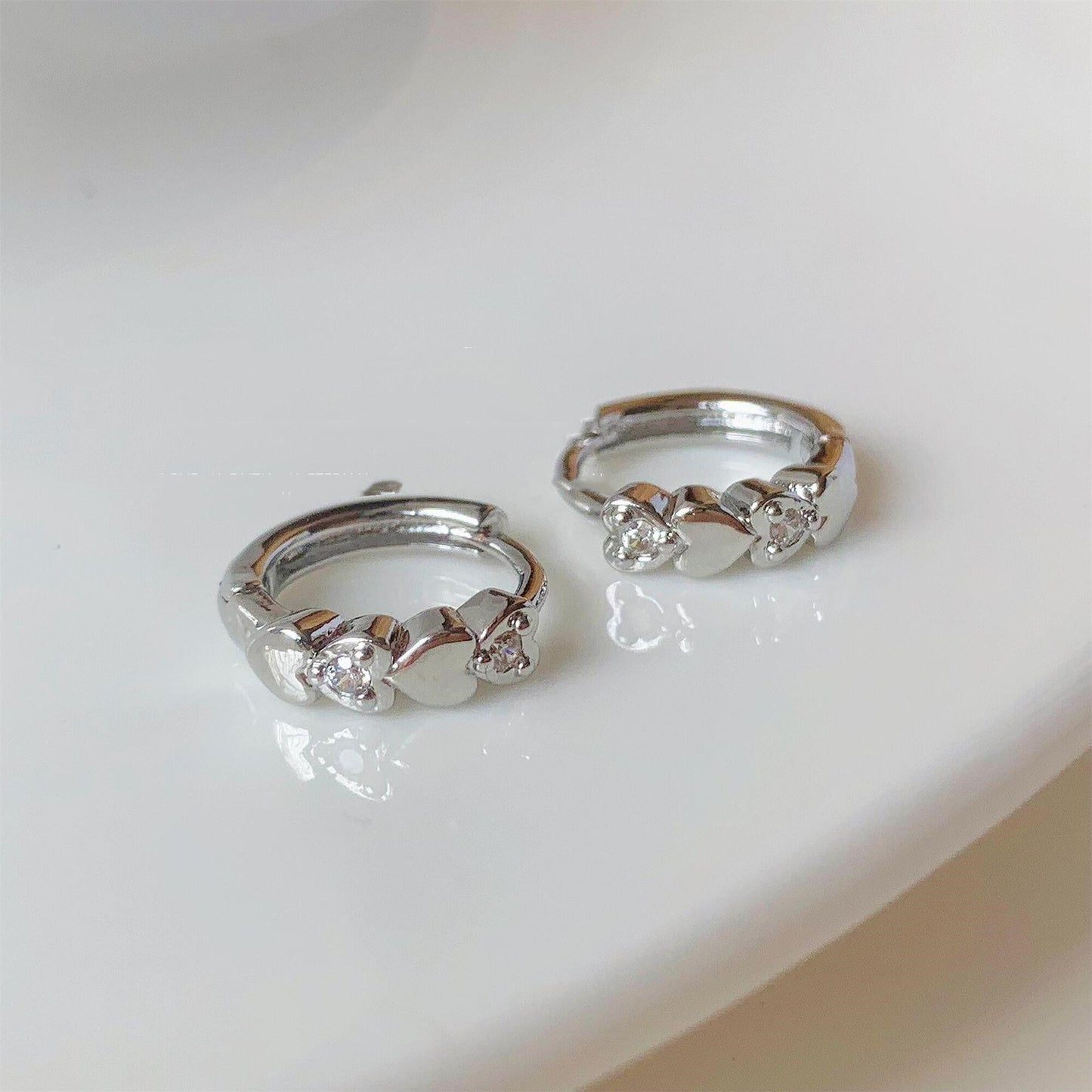 Clip de oreja de circonita con corazón amoroso para mujer