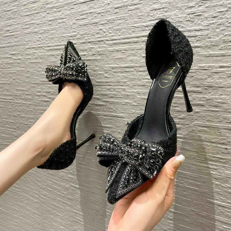 Talons hauts noirs à la mode pour les femmes
