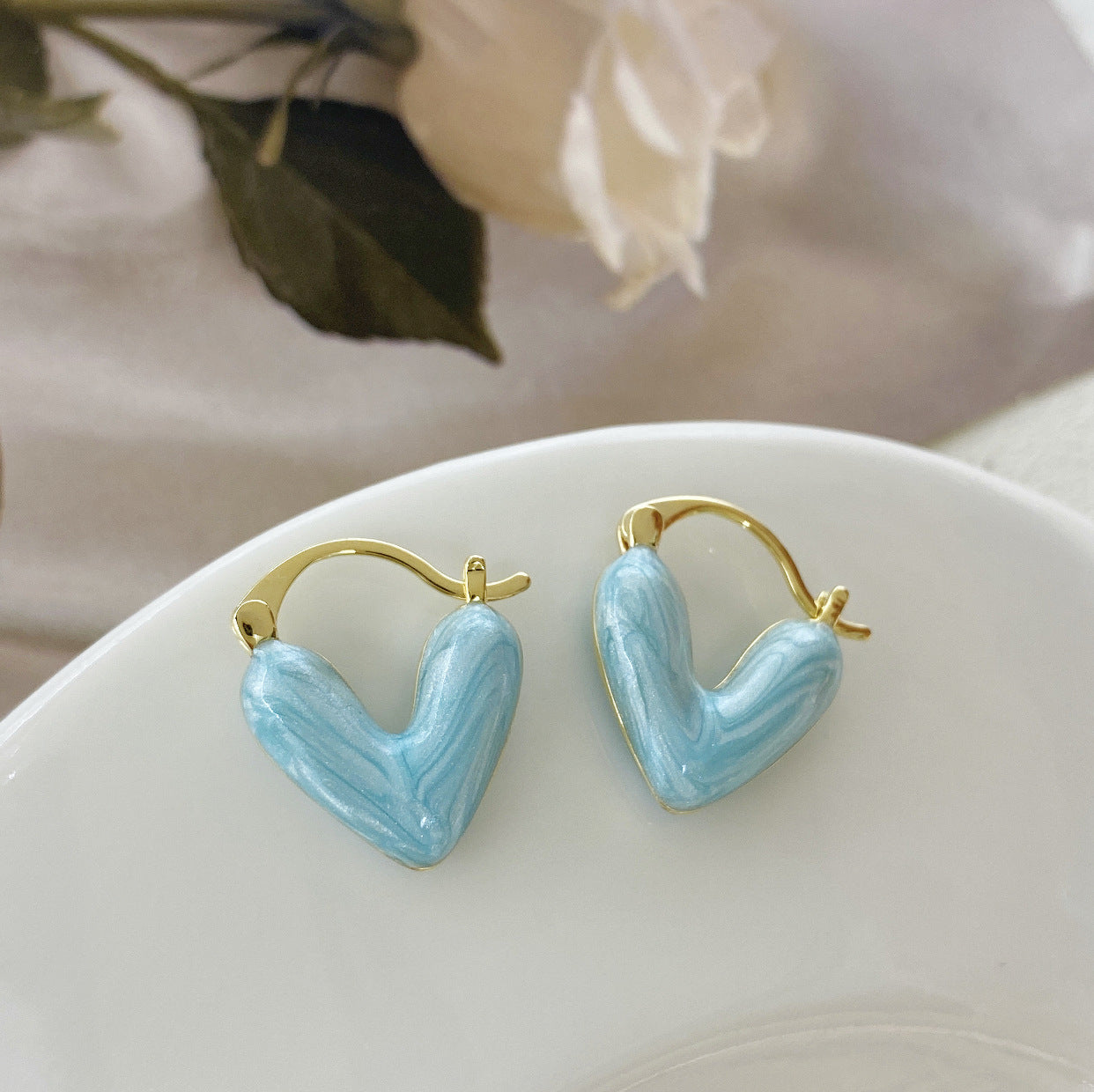 Boucles d'oreilles femme avec coeurs en émail dégoulinant de blanc