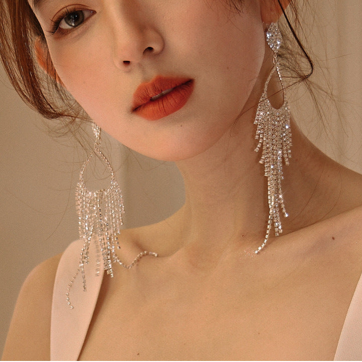 Mode féminine et boucles d'oreilles à pampilles goutte d'eau entièrement bijoux
