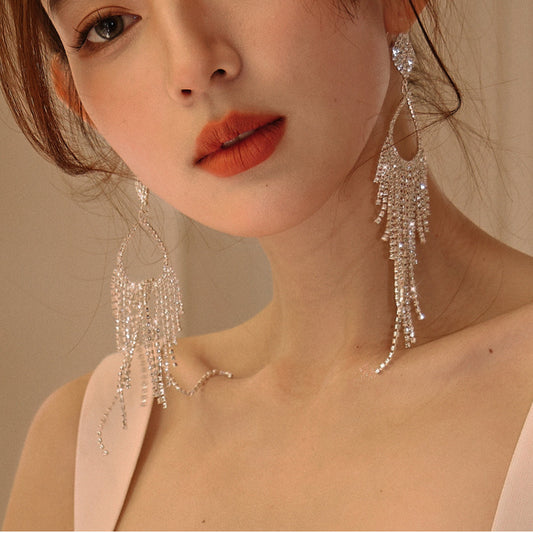 Mode féminine et boucles d'oreilles à pampilles goutte d'eau entièrement bijoux