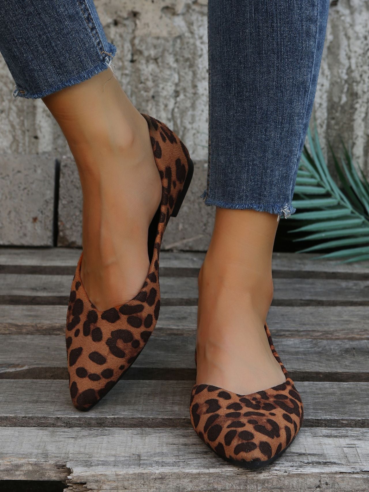 Zapatos de mujer de talla grande con perlas y estampado de leopardo planos de ante de corte bajo
