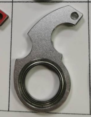 Llavero giratorio con textura de metal