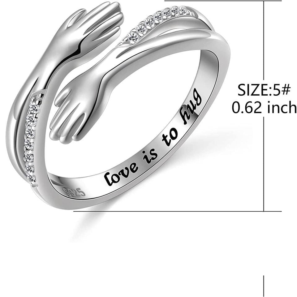 Les mains créatives de la mode embrassent la bague de couple en diamant