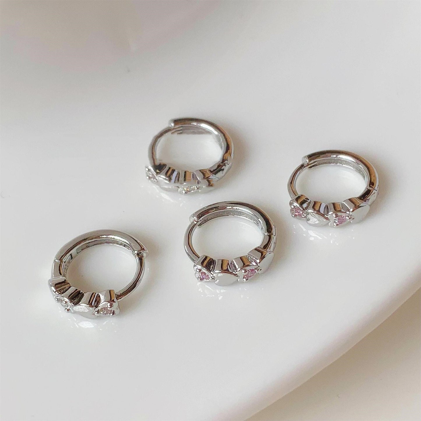 Clip de oreja de circonita con corazón amoroso para mujer