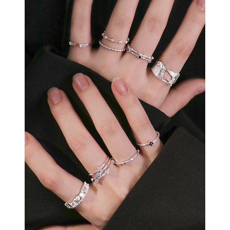 Anillo femenino de plata de ley con circonita triangular de superficie irregular