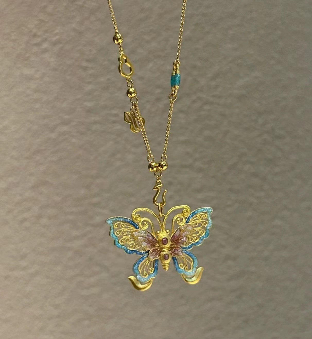 Chaîne de clavicule papillon doux femelle