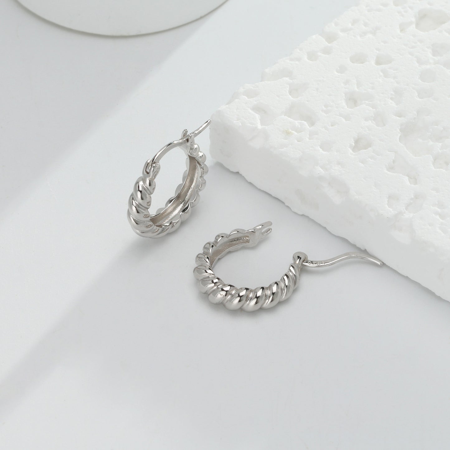 Pendientes torcidos de plata de ley para mujer