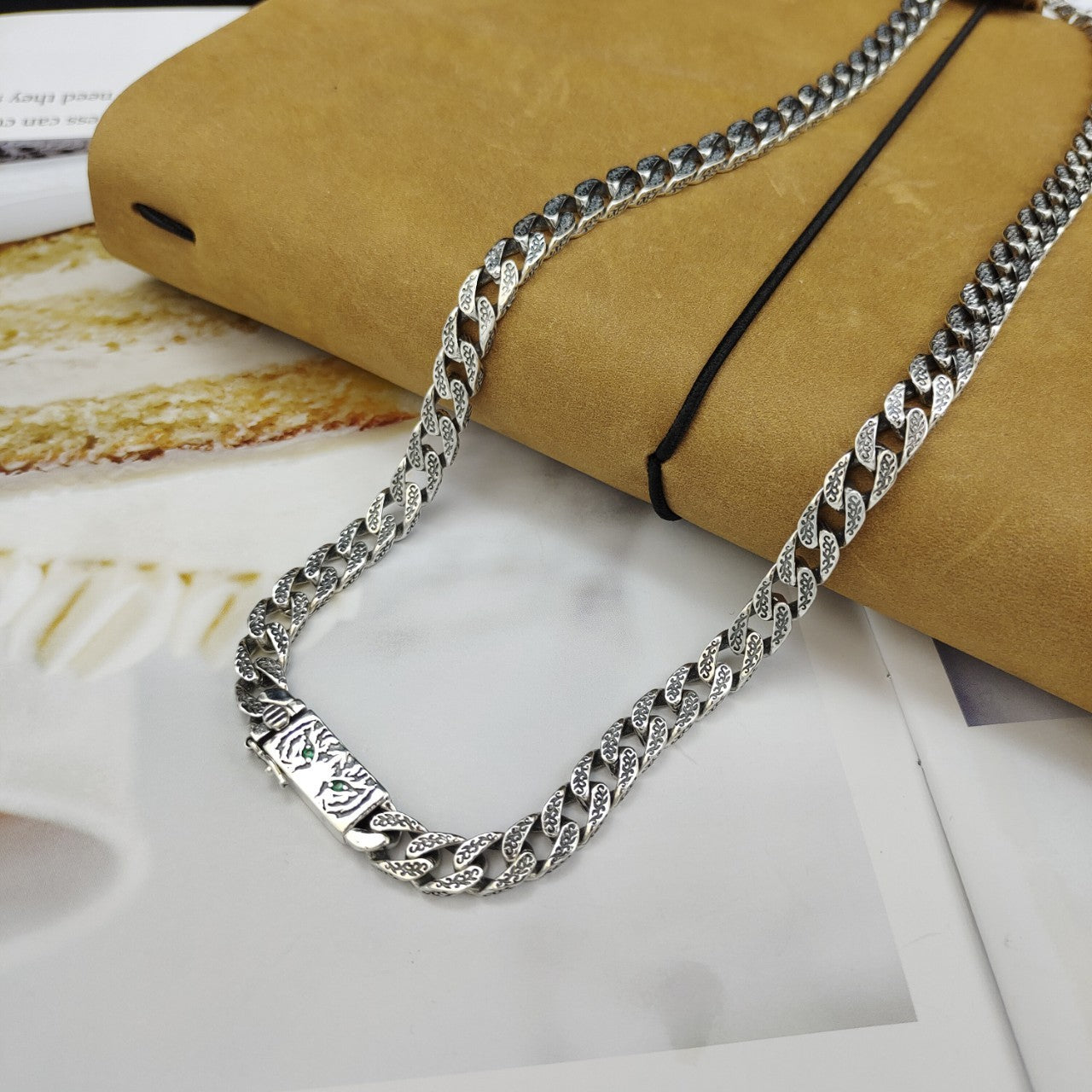 Collar sencillo con todo fósforo para hombre del año del tigre en plata de ley