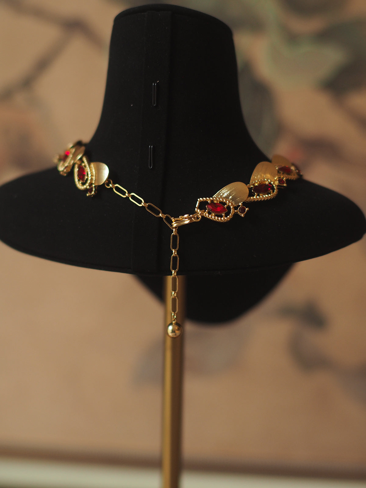 Collar de rubí cepillado con cinta de cumpleaños vintage