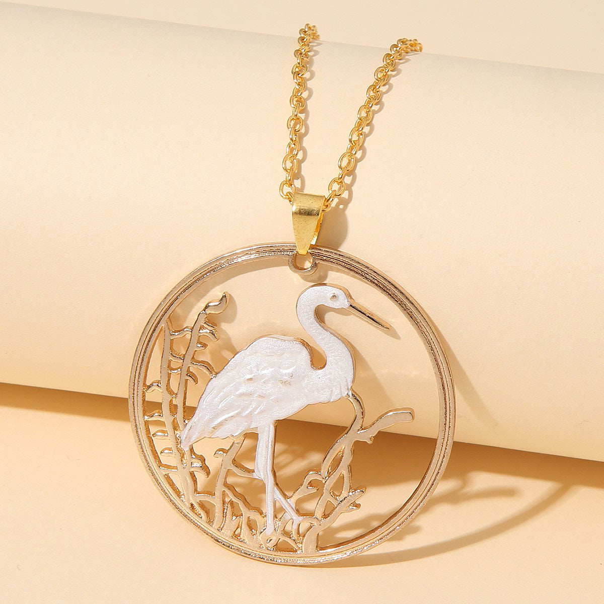 Collier rond élégant avec grue à couronne rouge