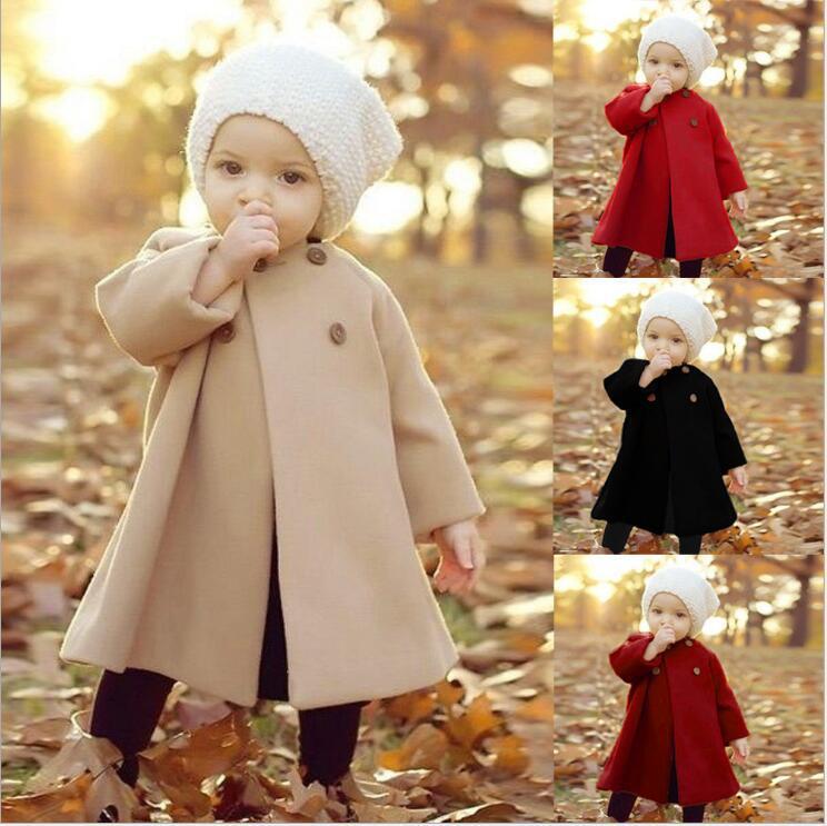 Les enfants portent un trench-coat