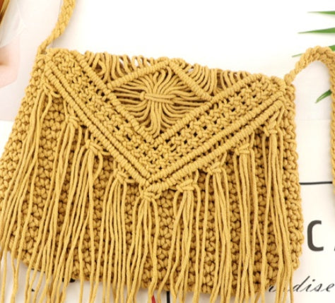 Bolso tejido cruzado con un hombro y paja con borlas de algodón atado a mano