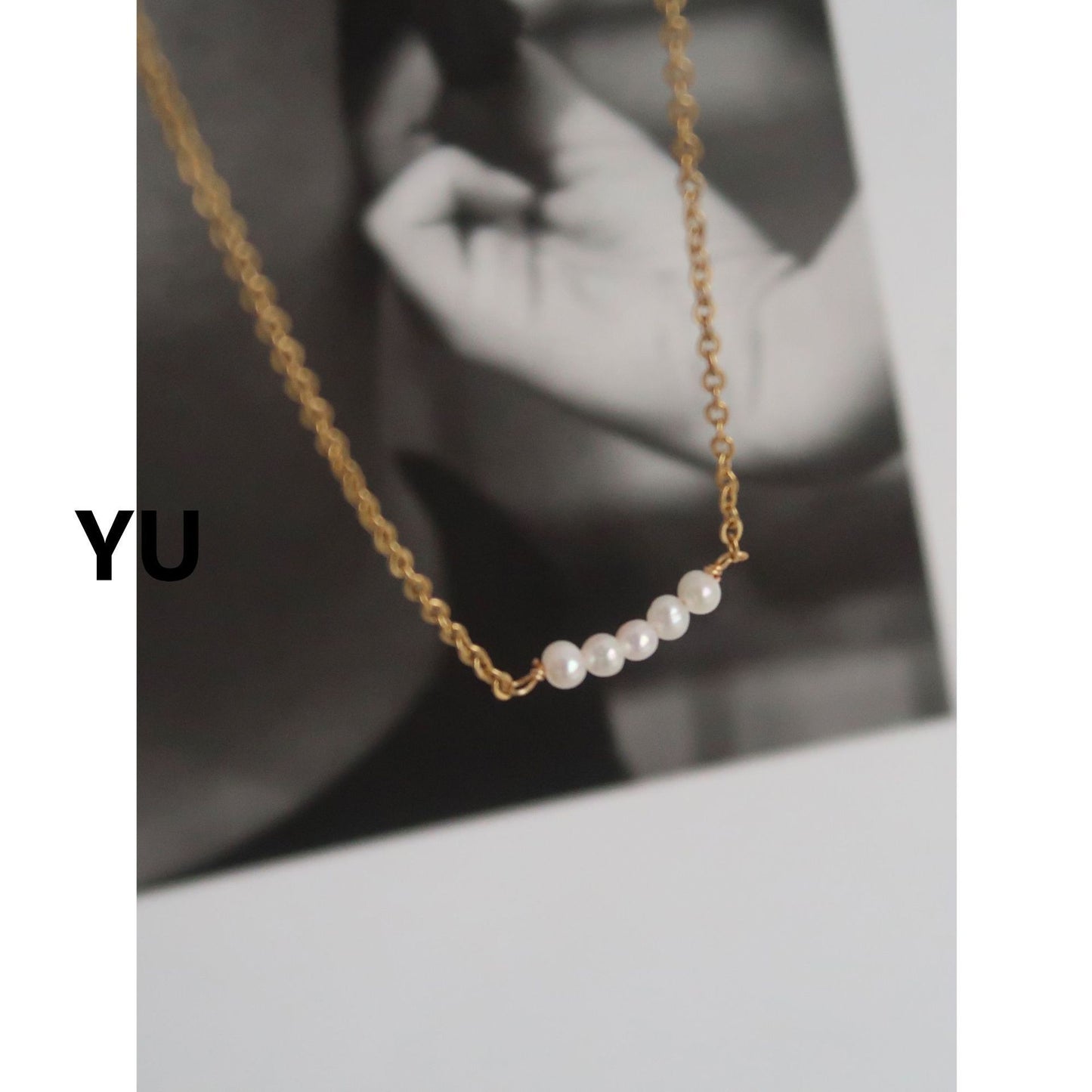 Collar de acero de titanio sencillo con perlas de grano de arroz natural