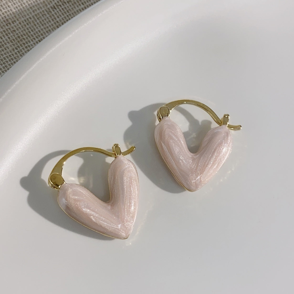 Boucles d'oreilles femme avec coeurs en émail dégoulinant de blanc
