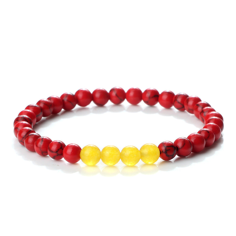 Mano con cuentas elásticas de cuentas de piedra de colores