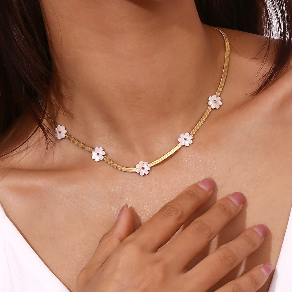 Collier de fleur de coquille de chaîne de lame d'or 18K d'intérêt spécial de mode