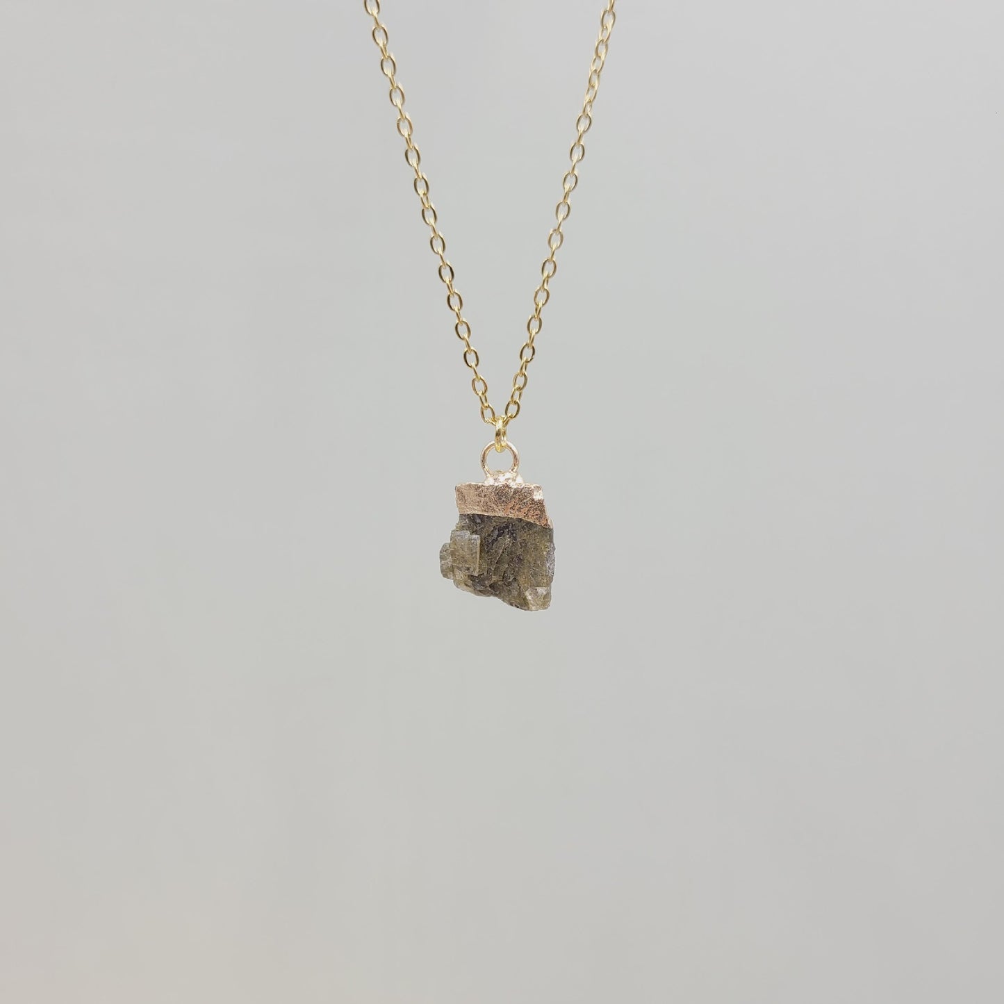 Collier avec pendentif en pierre de cristal naturel irrégulier, chaîne en acier inoxydable en métal
