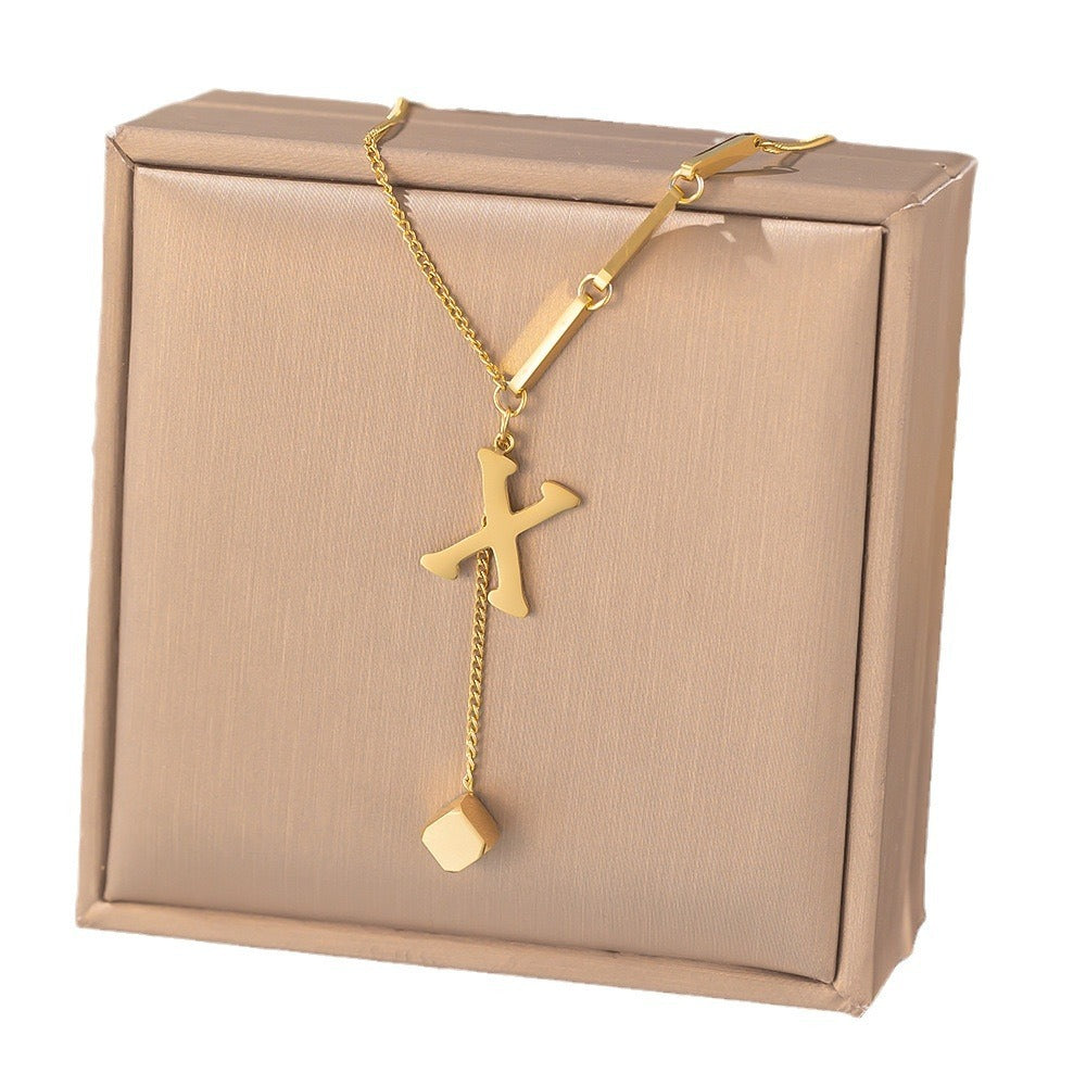 Collier ornement titane acier gland 26 lettres femme petit pendentif carré bijoux de personnalité gracieuse