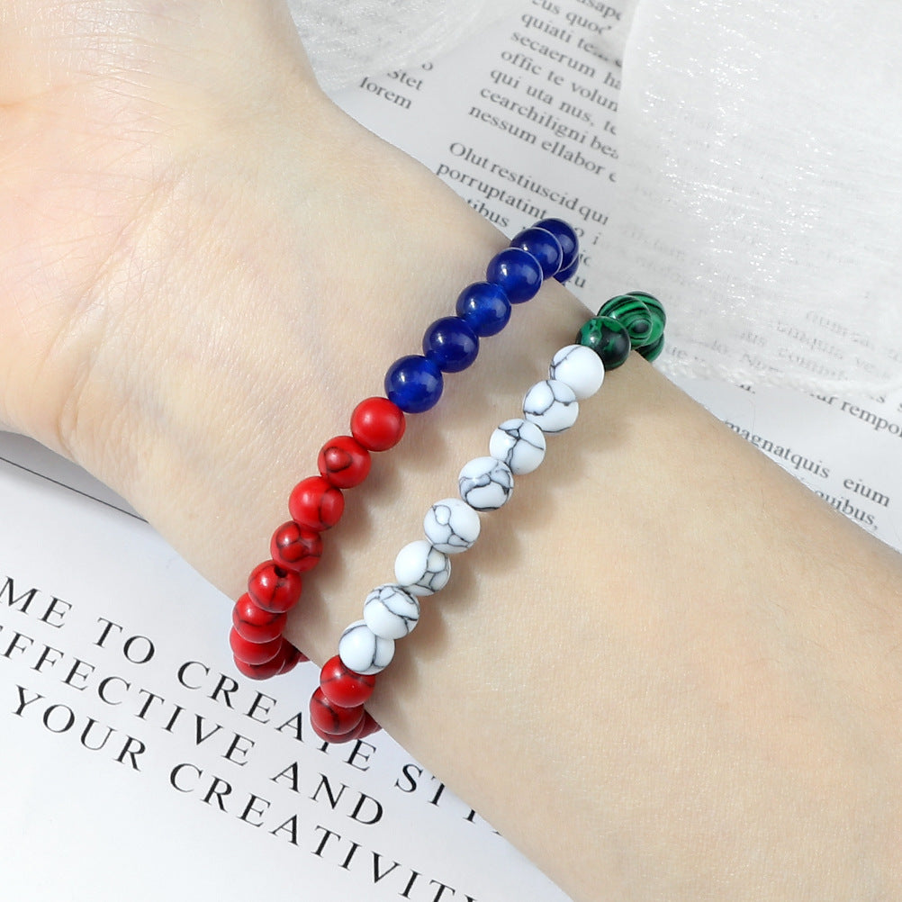 Mano con cuentas elásticas de cuentas de piedra de colores