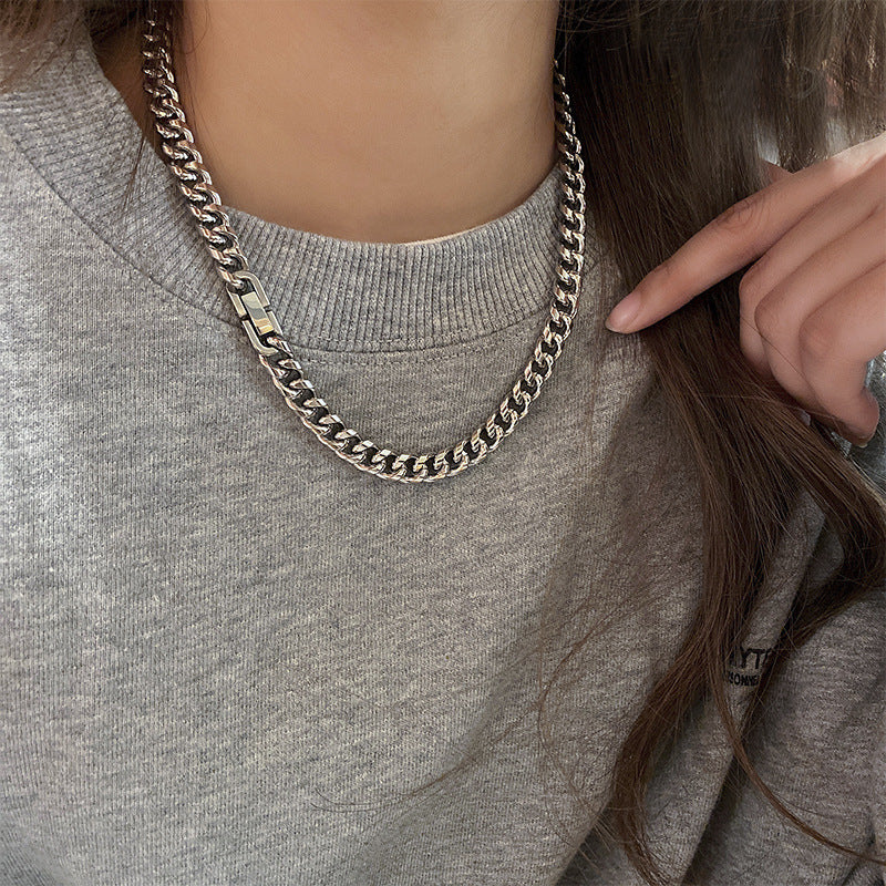 Collier en acier titane résistant à la lumière avec chaîne à maillons cubains