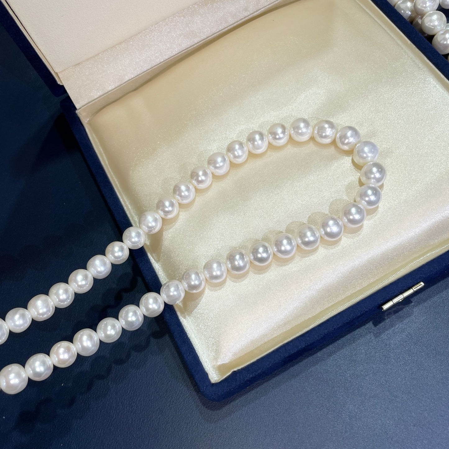 Collier de perles d'eau douce, lumière extrêmement forte, cercle presque parfait