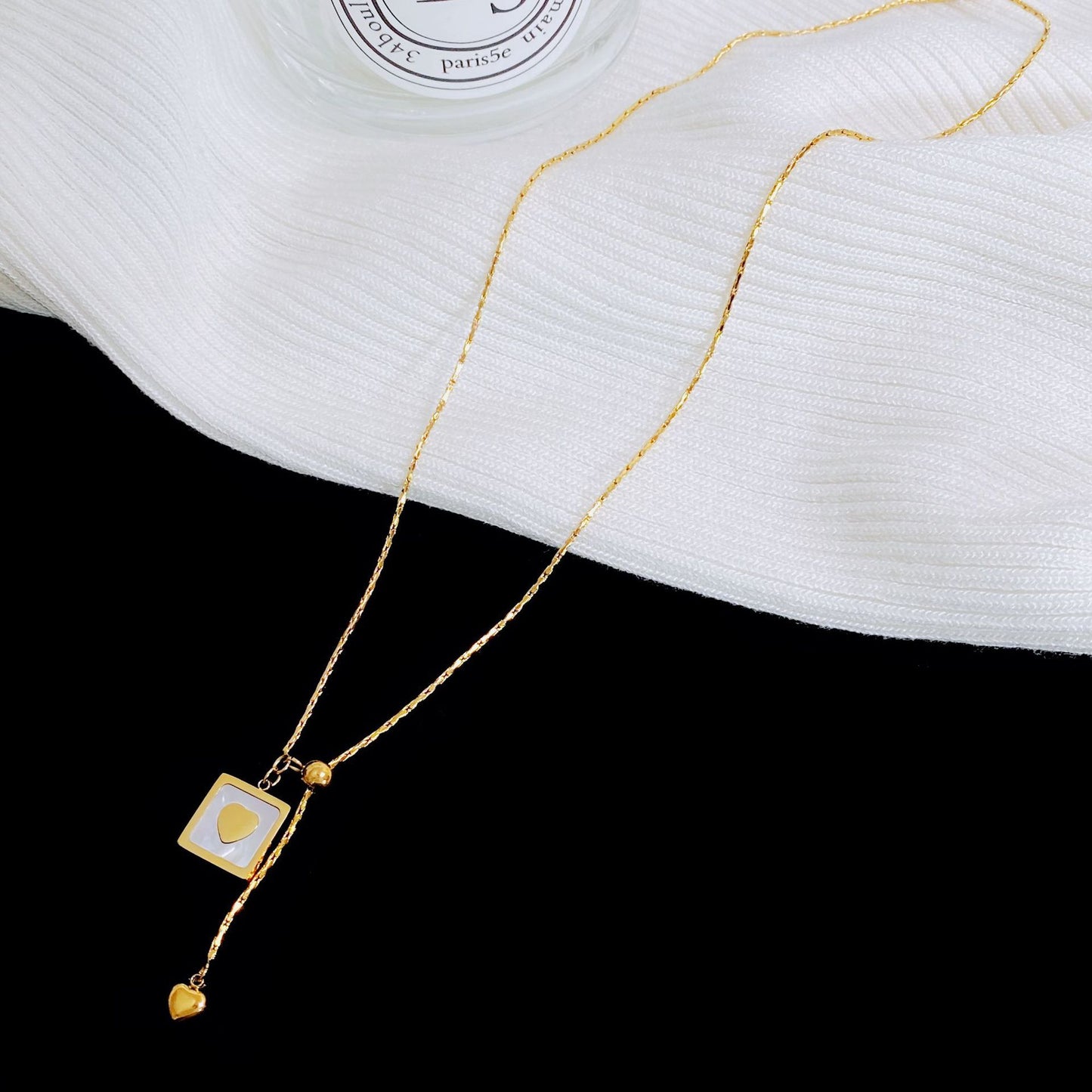 Cadena de clavícula con borla y diseño de collar de acero de titanio y amor de concha blanca de lujo ligero