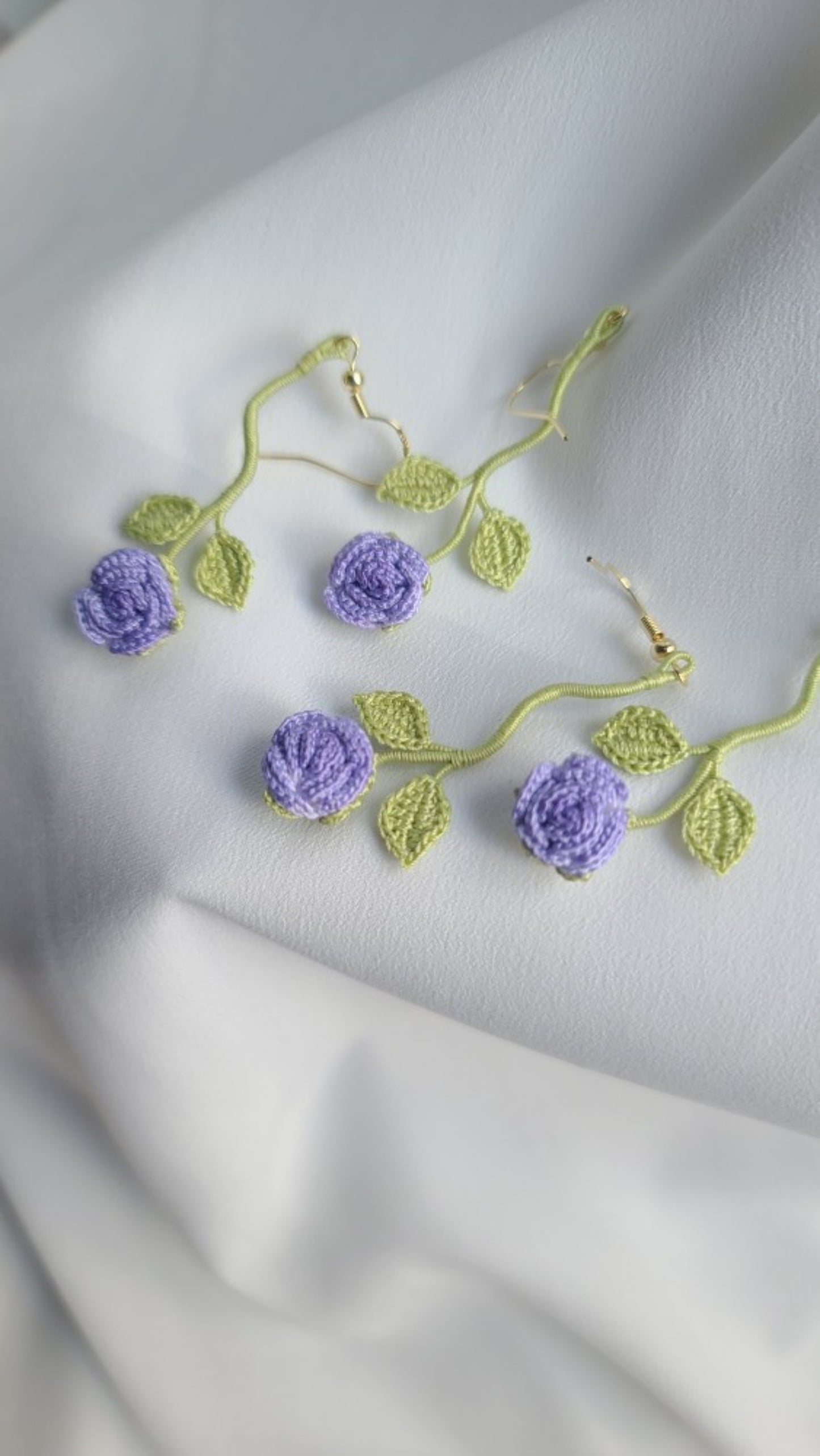 Boucles d'oreilles roses à crochet à main pour femmes