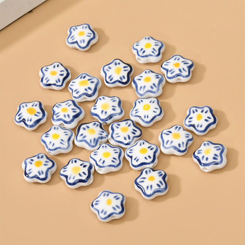 Petite fleur de cerisier peinte à la main en porcelaine, perles à trou droit, perles éparpillées