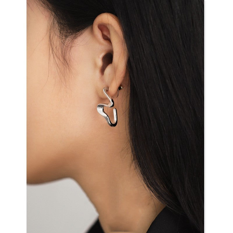 Niche de boucles d’oreilles abstraites posées en spirale