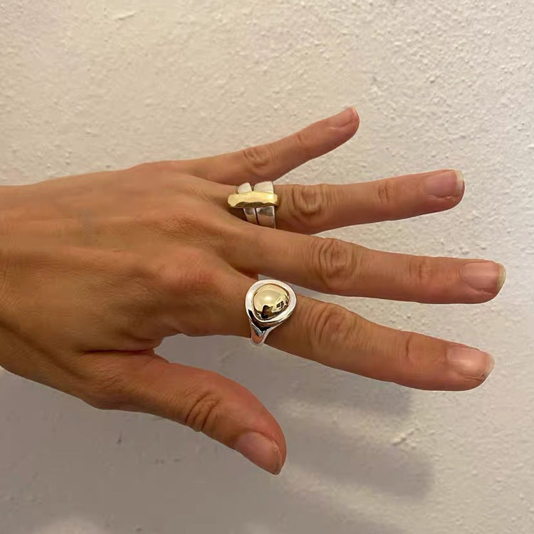 Anillo De Metal Irregular De Color En Contraste Dorado Y Plateado