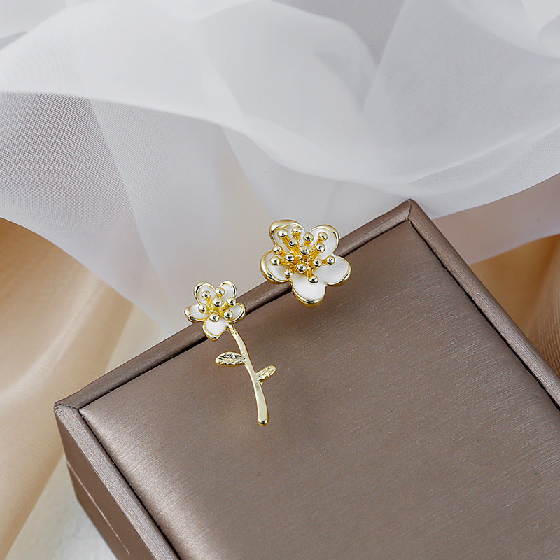Silver Needle Pure And Beautiful Asymmetric Flower Stud Earrings Narcissus