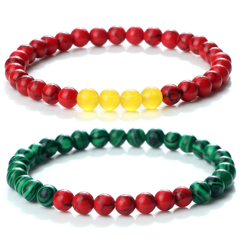 Mano con cuentas elásticas de cuentas de piedra de colores