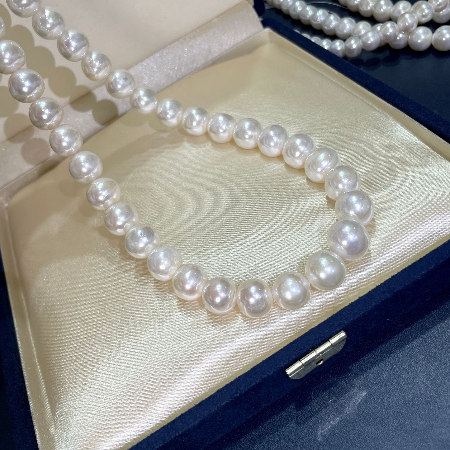 Collier de perles d'eau douce, lumière extrêmement forte, cercle presque parfait