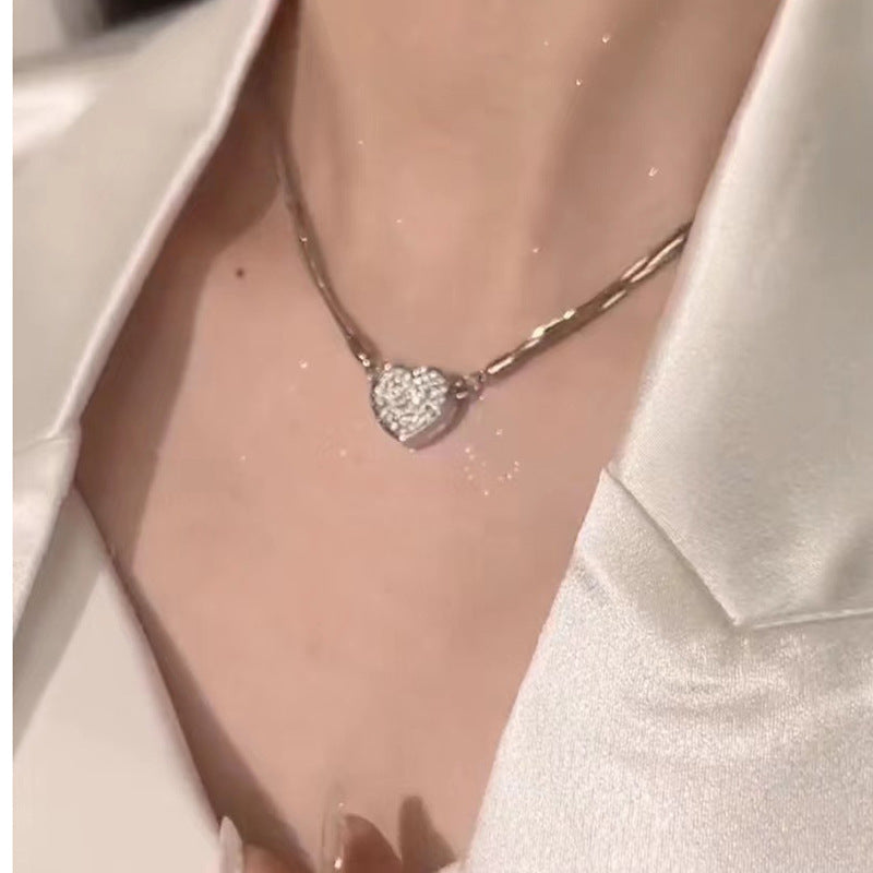 Collar magnético multicapa de amor con incrustaciones de diamantes, personalidad de estilo de lujo asequible