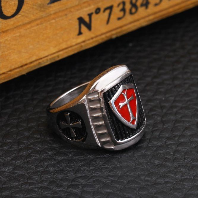 Anillo de acero inoxidable personalizado para hombre de la Cruz Roja con goteo de aceite vintage