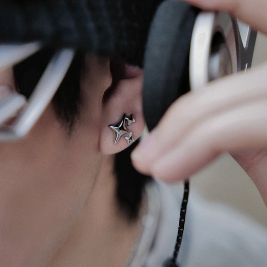 Pendientes pequeños de acero de titanio con estrellas tridimensionales de cuatro y ocho puntas para hombres y mujeres