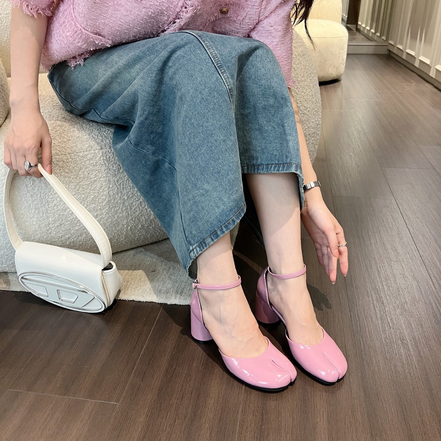 Chaussures à talons épais en cuir verni pour femmes