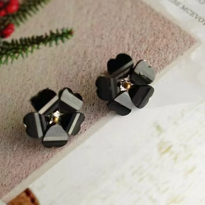 Pendientes pequeños y delicados de Niche Design