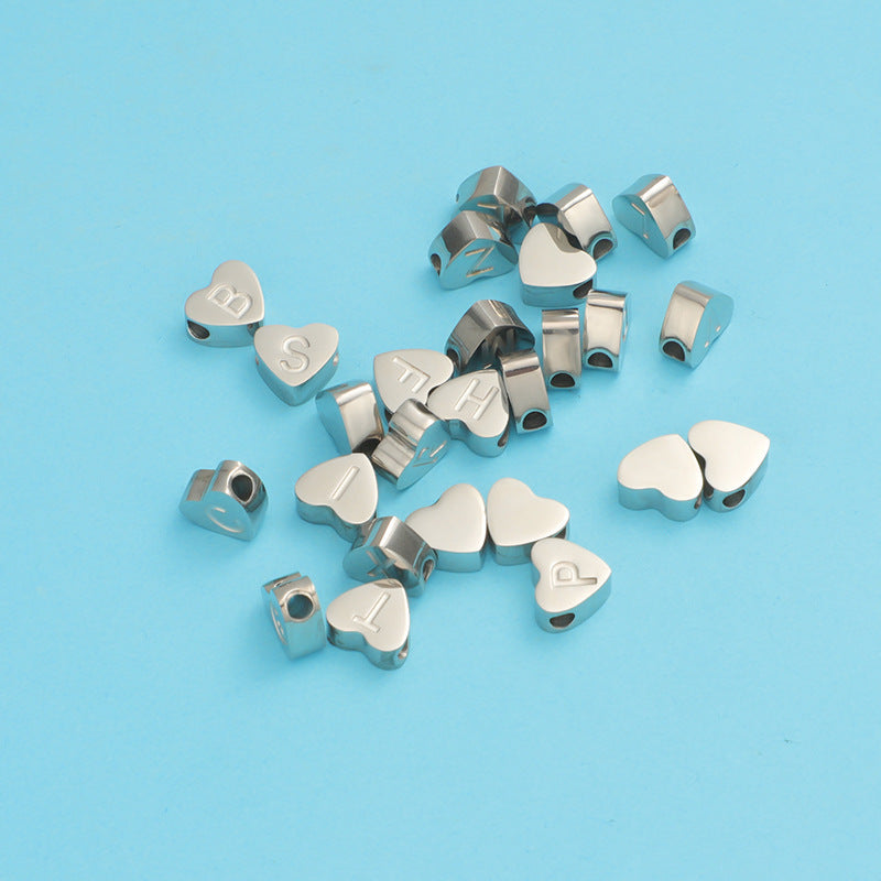 Pendentif et collier lettre anglaise en forme de coeur