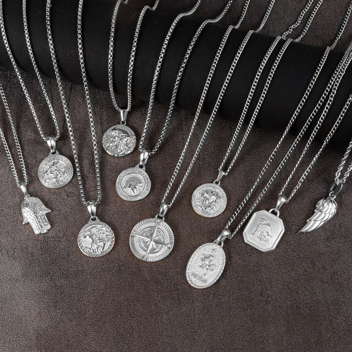 Collar con colgante chapado en oro de 18 quilates con moneda de acero inoxidable y brújula para hombre